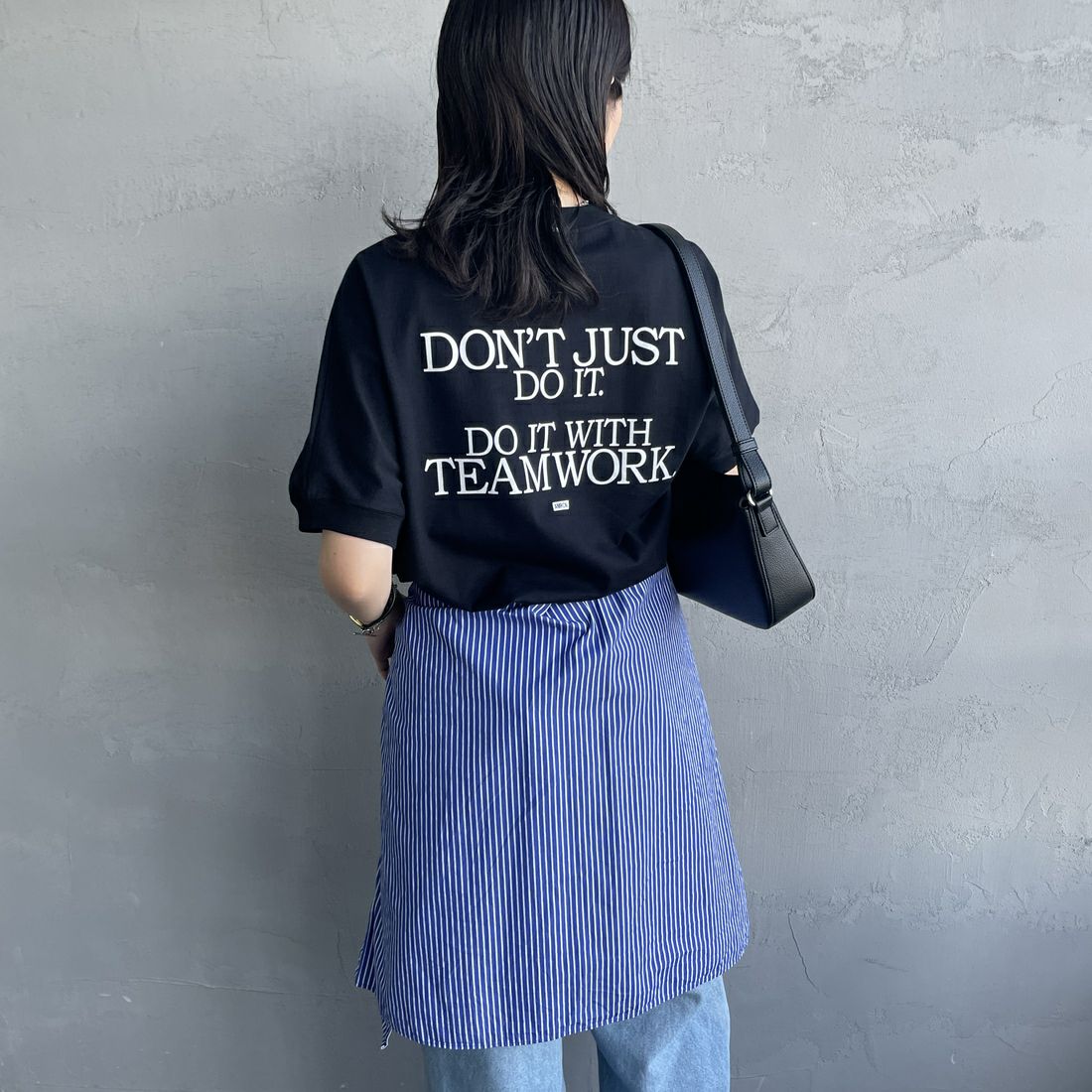 Americana × JEANS FACTORY [アメリカーナ × ジーンズファクトリー] 別注 ラウンドヘム バックプリントTシャツ [ASO-M-790-3-JF] BLACK&&モデル身長：160cm 着用サイズ：F&&