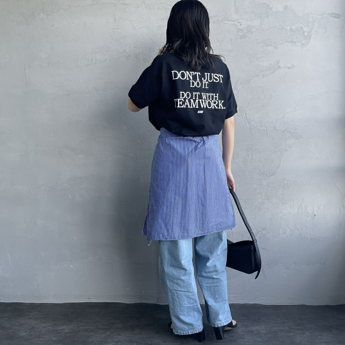 Americana × JEANS FACTORY [アメリカーナ × ジーンズファクトリー] 別注 ラウンドヘム バックプリントTシャツ [ASO-M-790-3-JF] BLACK&&モデル身長：160cm 着用サイズ：F&&