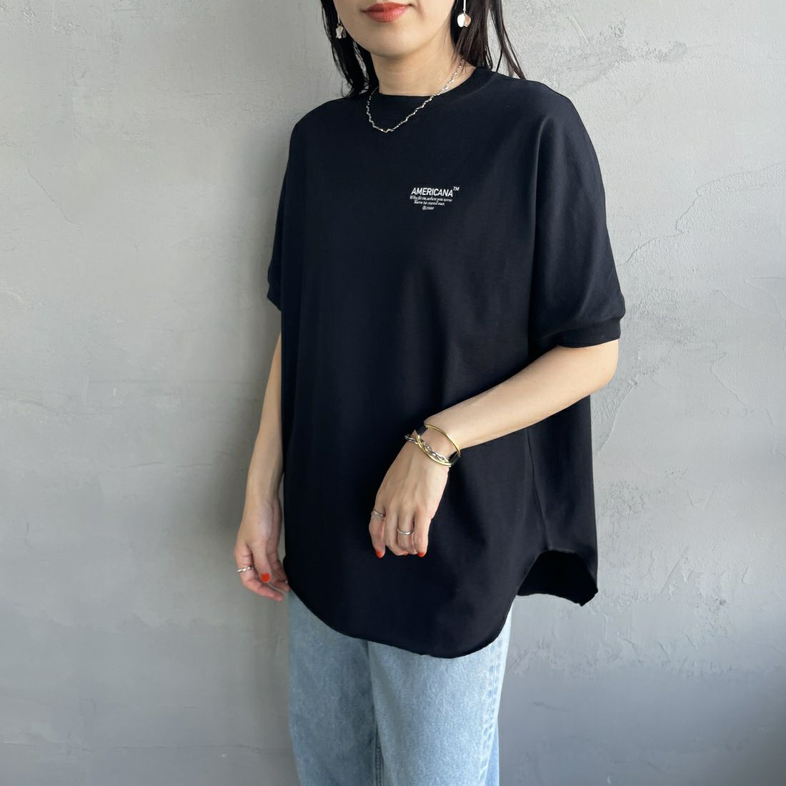 Americana × JEANS FACTORY [アメリカーナ × ジーンズファクトリー] 別注 ラウンドヘム バックプリントTシャツ [ASO-M-790-3-JF] BLACK&&モデル身長：160cm 着用サイズ：F&&