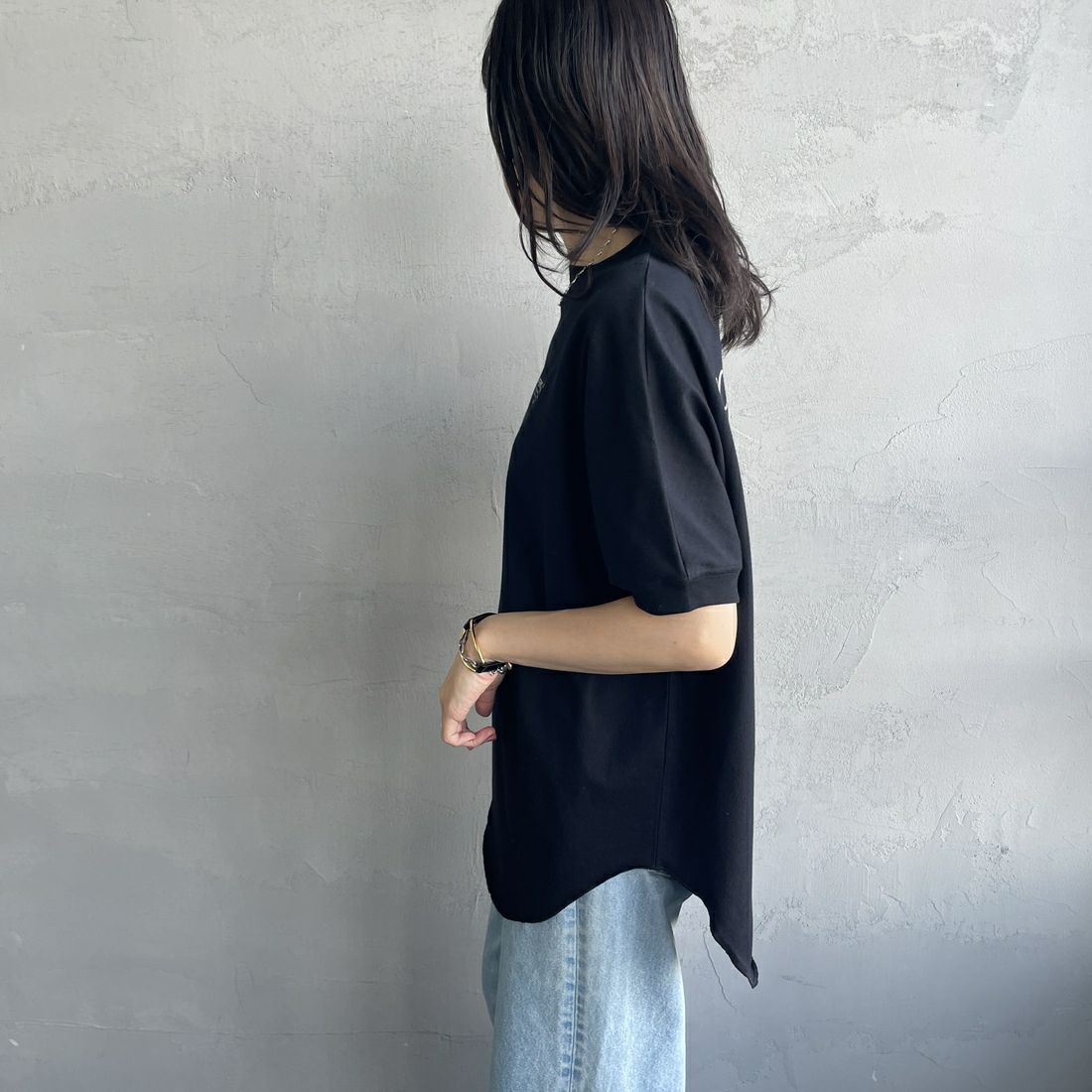 Americana × JEANS FACTORY [アメリカーナ × ジーンズファクトリー] 別注 ラウンドヘム バックプリントTシャツ [ASO-M-790-3-JF] BLACK&&モデル身長：160cm 着用サイズ：F&&