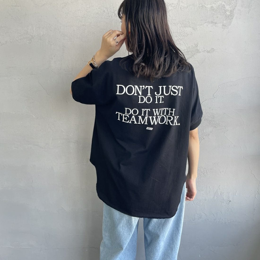 Americana × JEANS FACTORY [アメリカーナ × ジーンズファクトリー] 別注 ラウンドヘム バックプリントTシャツ [ASO-M-790-3-JF] BLACK&&モデル身長：160cm 着用サイズ：F&&