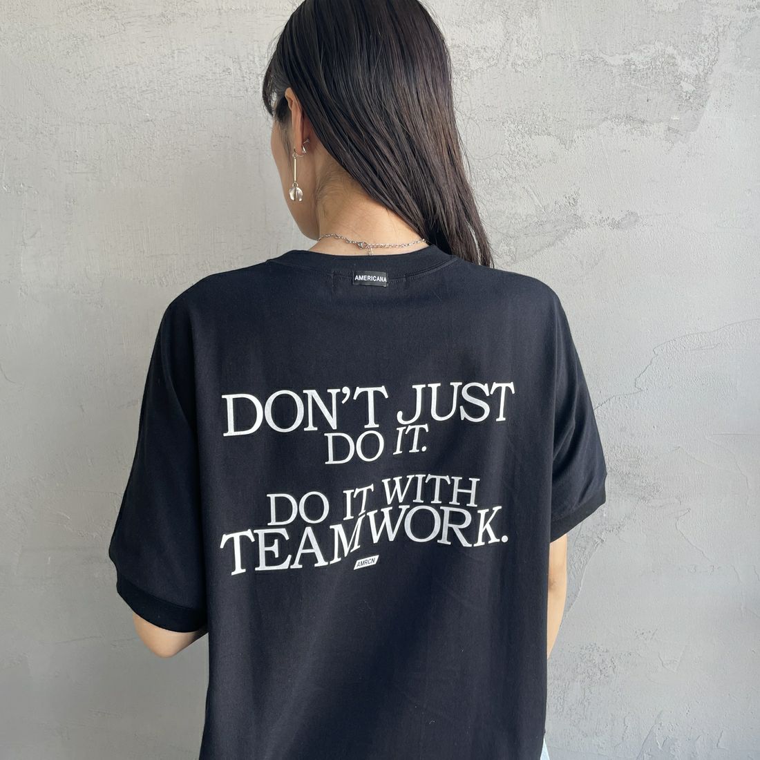 Americana × JEANS FACTORY [アメリカーナ × ジーンズファクトリー] 別注 ラウンドヘム バックプリントTシャツ [ASO-M-790-3-JF] BLACK