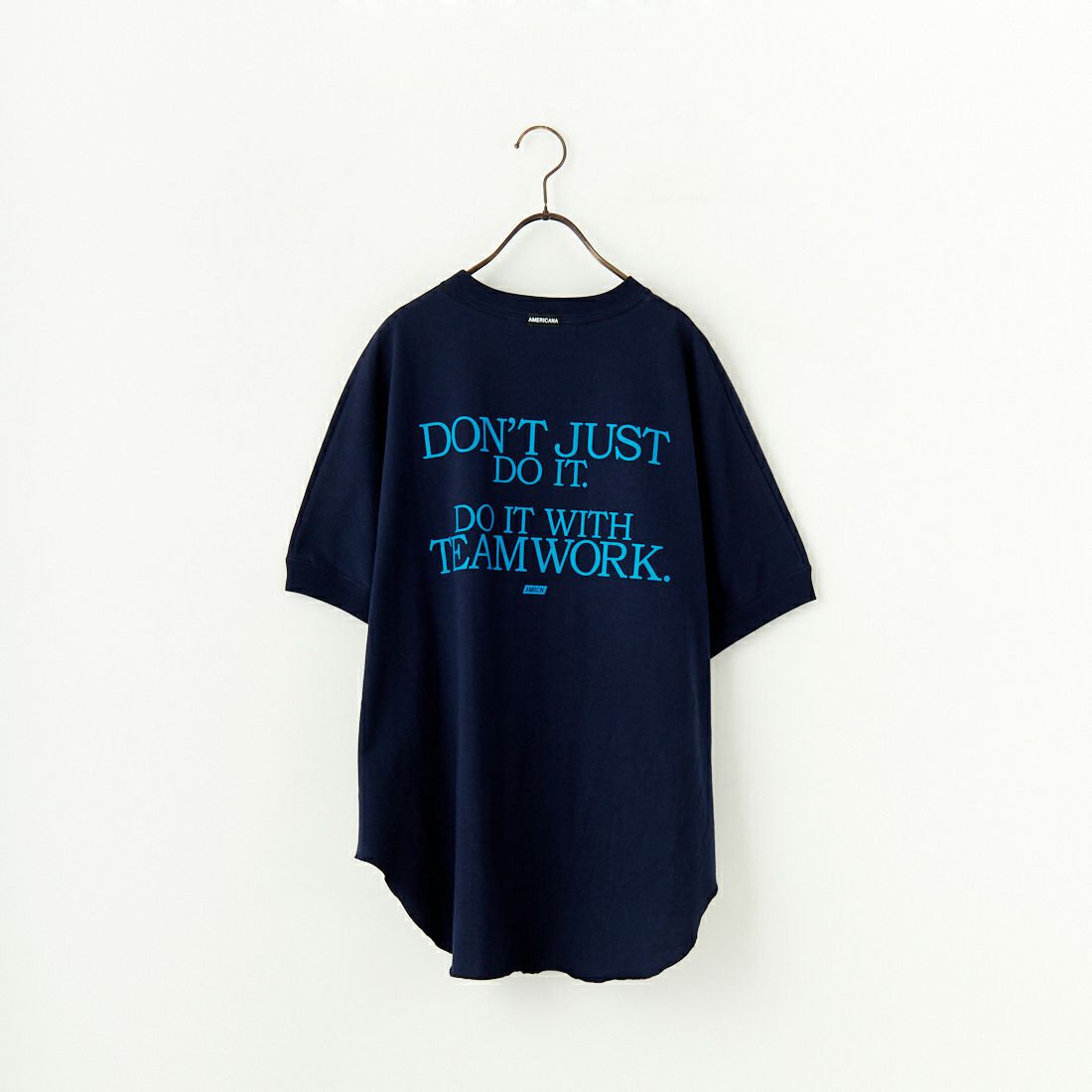 Americana × JEANS FACTORY [アメリカーナ × ジーンズファクトリー] 別注 ラウンドヘム バックプリントTシャツ [ASO-M-790-3-JF] NAVY