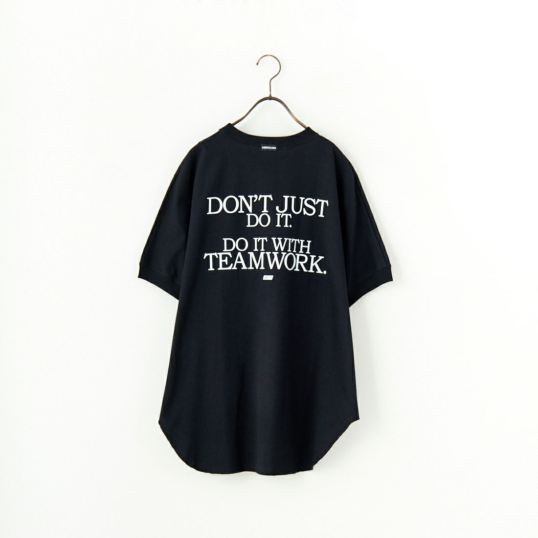 Americana × JEANS FACTORY [アメリカーナ × ジーンズファクトリー] 別注 ラウンドヘム バックプリントTシャツ [ASO-M-790-3-JF] BLACK