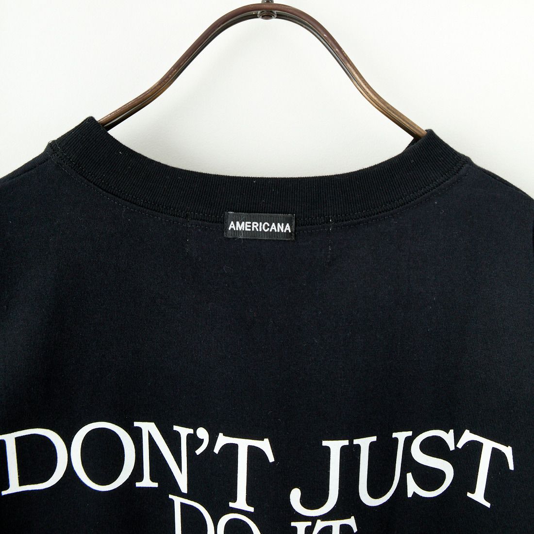 Americana × JEANS FACTORY [アメリカーナ × ジーンズファクトリー] 別注 ラウンドヘム バックプリントTシャツ [ASO-M-790-3-JF] BLACK
