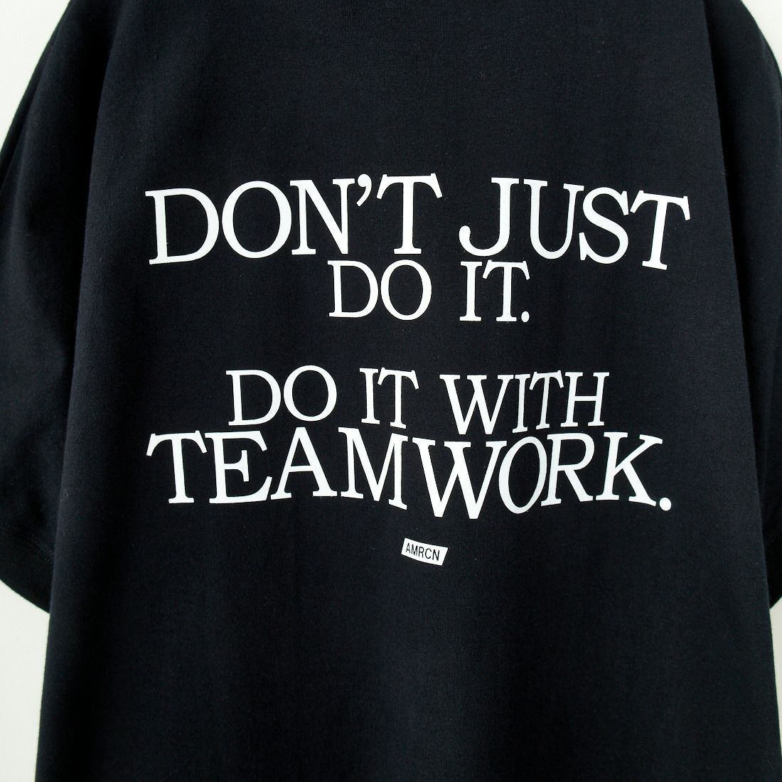 Americana × JEANS FACTORY [アメリカーナ × ジーンズファクトリー] 別注 ラウンドヘム バックプリントTシャツ [ASO-M-790-3-JF] BLACK
