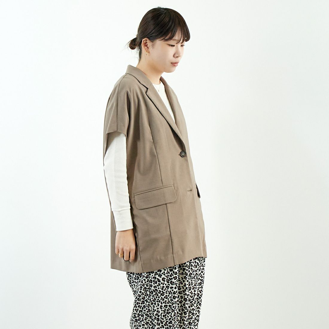 Jeans Factory Clothes [ジーンズファクトリークローズ] テーラードベスト [51085051] ﾓｶｶｰｷ &&モデル身長：167cm 着用サイズ：F&&