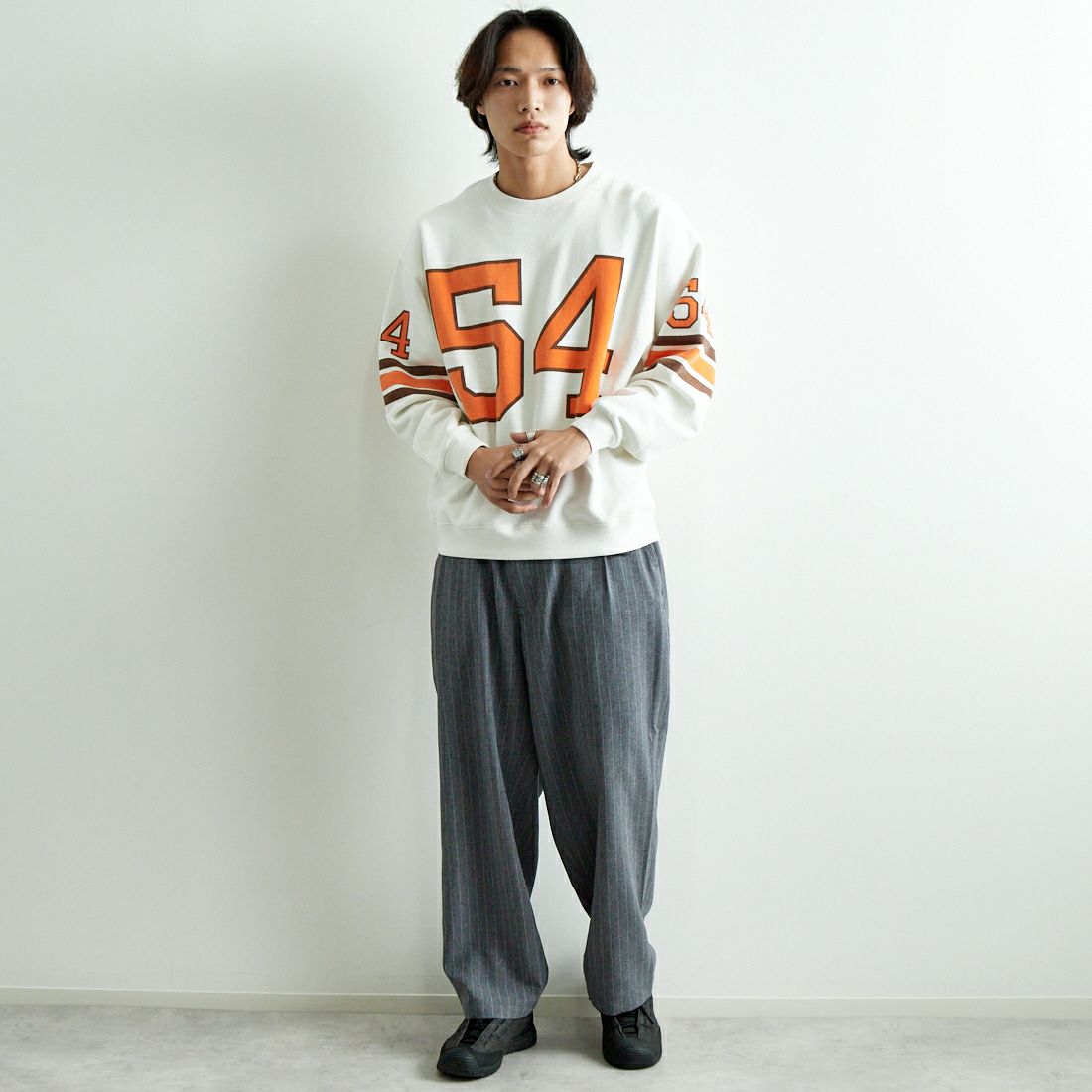 JACKSON MATISSE [ジャクソンマティス] ナンバリングロゴスウェット [JM25SS006] BRN/ORG &&モデル身長：179cm 着用サイズ：M&