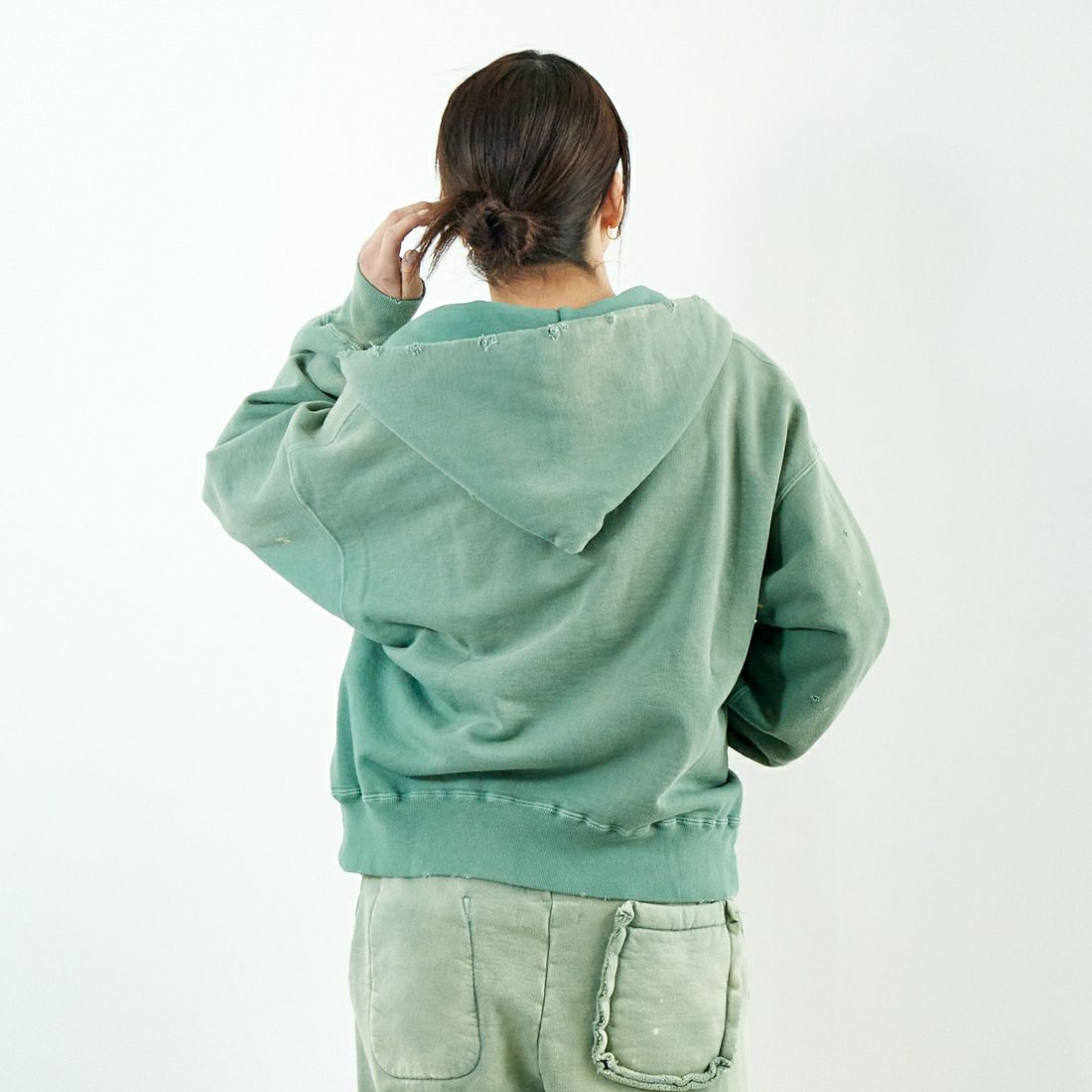 BOW WOW [バウワウ] エイジングジップフーディ [BW251-ZHA] GREEN AGIN &&モデル身長：167cm 着用サイズ：S&&