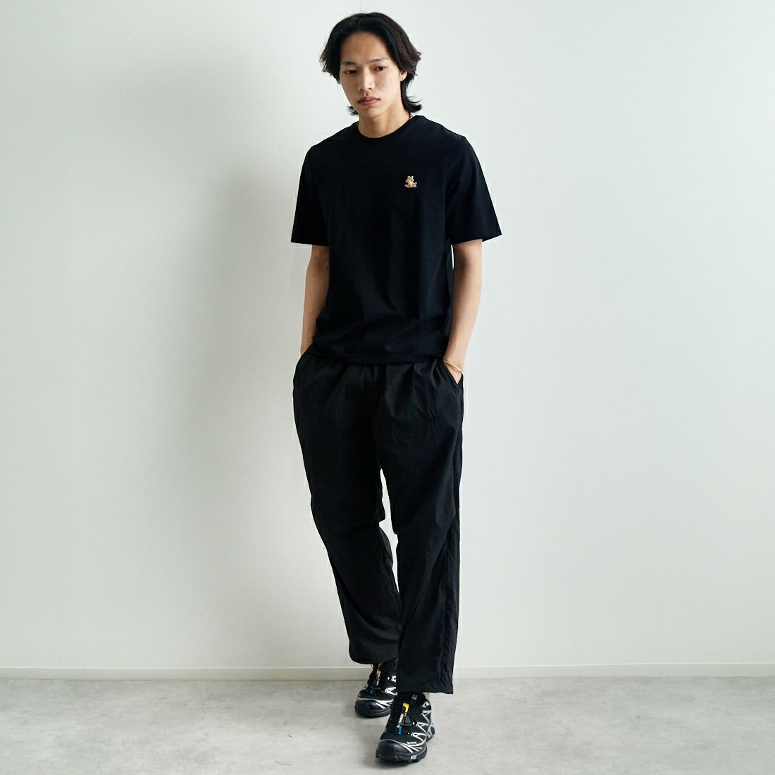 MAISON KITSUNE [メゾン キツネ] チラックスフォックスパッチ レギュラーTシャツ [LM00110KJ0008] P199 BLACK &&モデル身長：179cm 着用サイズ：M&&