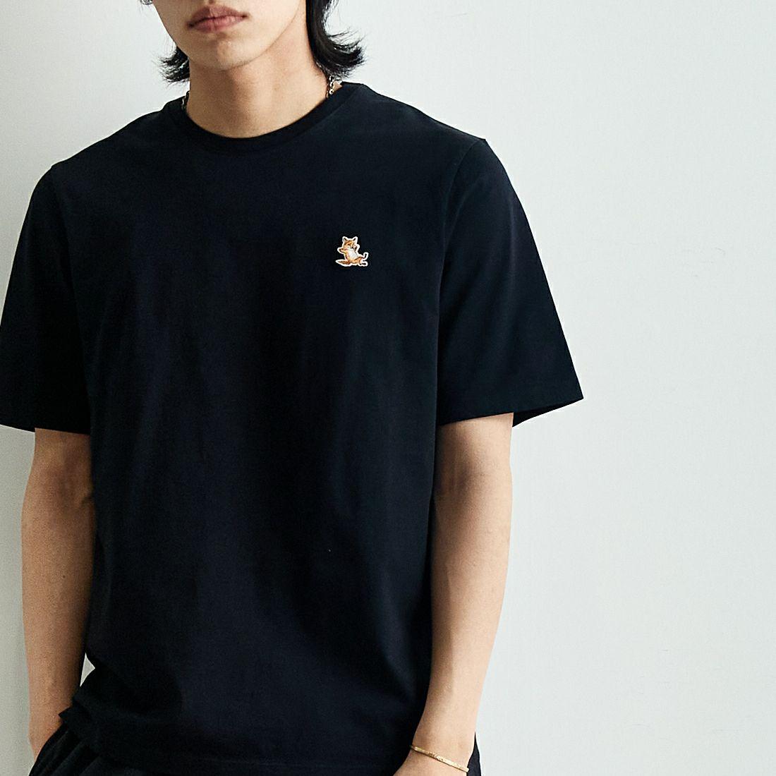MAISON KITSUNE [メゾン キツネ] チラックスフォックスパッチ レギュラーTシャツ [LM00110KJ0008] P199 BLACK &&モデル身長：179cm 着用サイズ：M&&