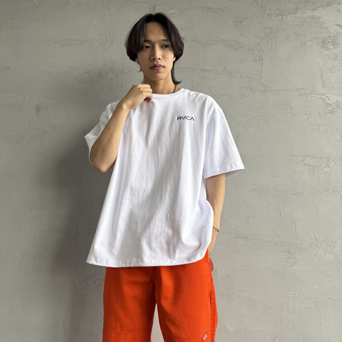 RVCA [ルーカ] PALM ボックスロゴショートスリーブTシャツ [BF041-250] WHT &&モデル身長：179cm 着用サイズ：L&&