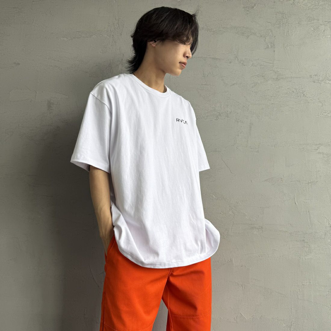 RVCA [ルーカ] PALM ボックスロゴショートスリーブTシャツ [BF041-250] WHT &&モデル身長：179cm 着用サイズ：L&&