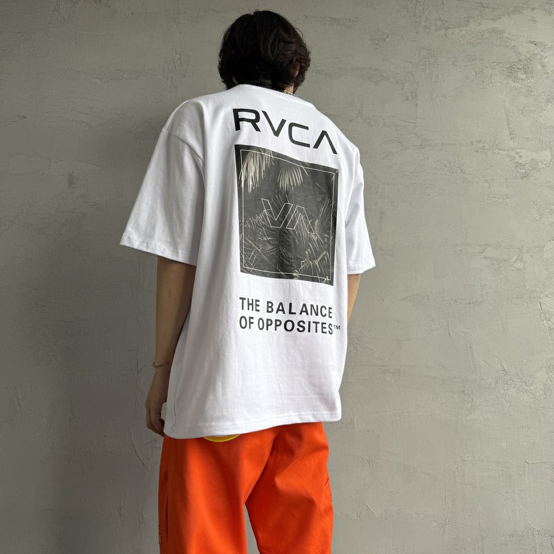 RVCA [ルーカ] PALM ボックスロゴショートスリーブTシャツ [BF041-250] WHT &&モデル身長：179cm 着用サイズ：L&&