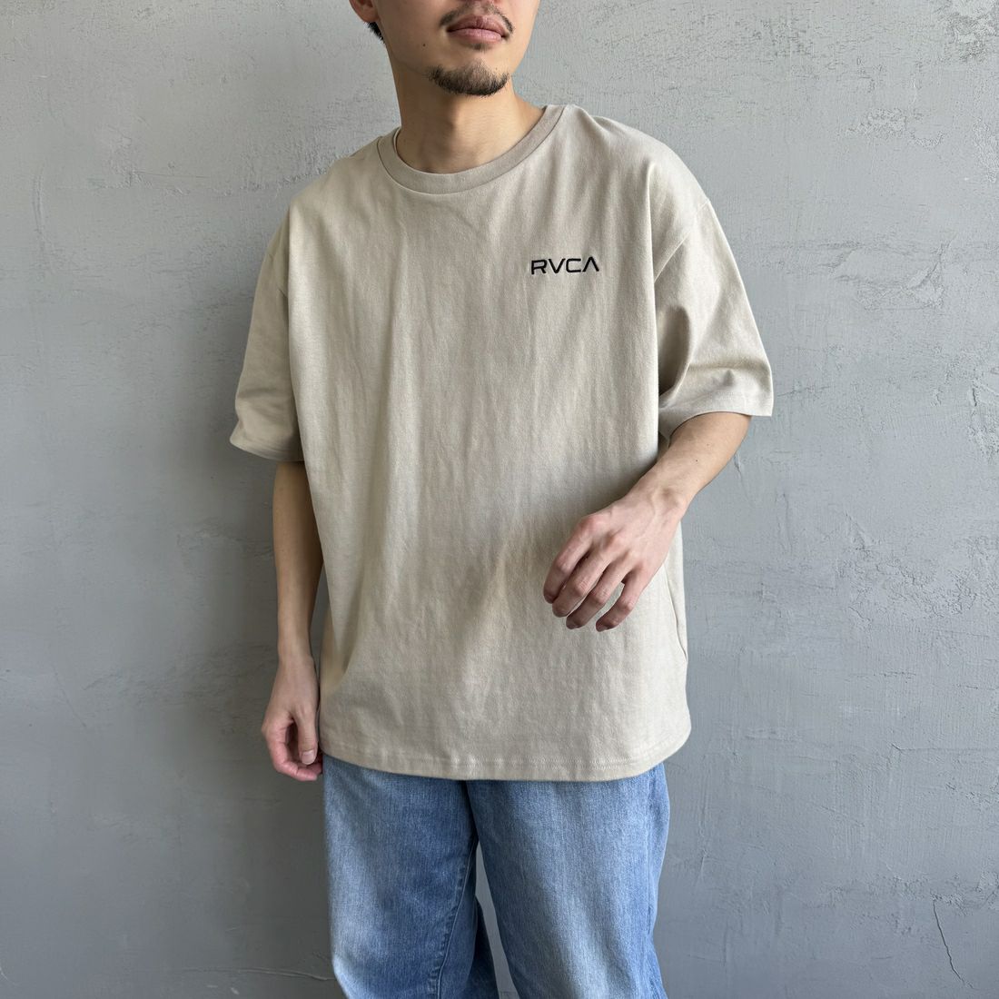 RVCA [ルーカ] PALM ボックスロゴショートスリーブTシャツ [BF041-250] LGK &&モデル身長：168cm 着用サイズ：M&&