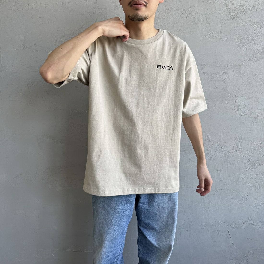 RVCA [ルーカ] PALM ボックスロゴショートスリーブTシャツ [BF041-250] LGK &&モデル身長：168cm 着用サイズ：M&&