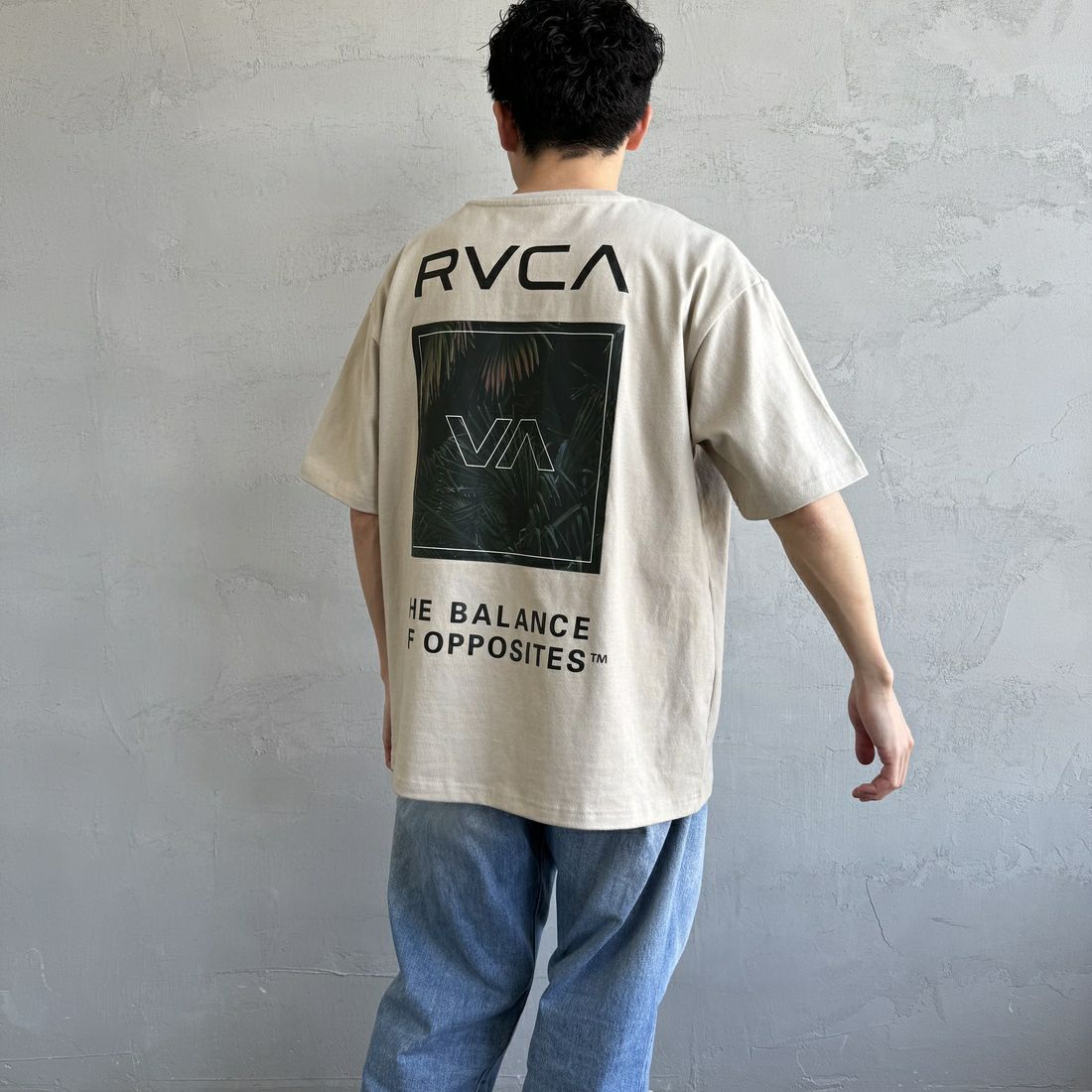 RVCA [ルーカ] PALM ボックスロゴショートスリーブTシャツ [BF041-250] LGK &&モデル身長：168cm 着用サイズ：M&&