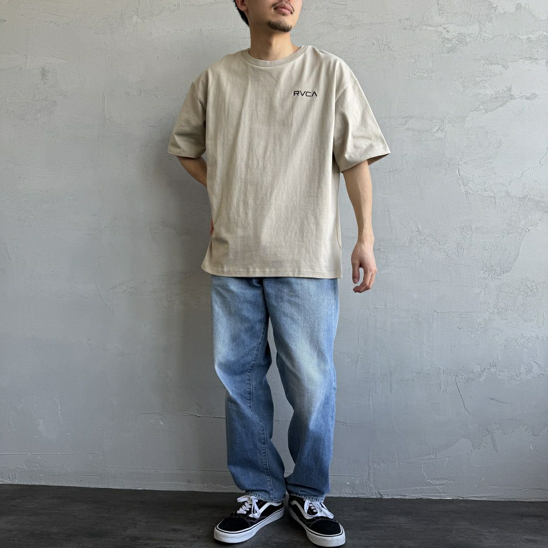 RVCA [ルーカ] PALM ボックスロゴショートスリーブTシャツ [BF041-250] LGK &&モデル身長：168cm 着用サイズ：M&&