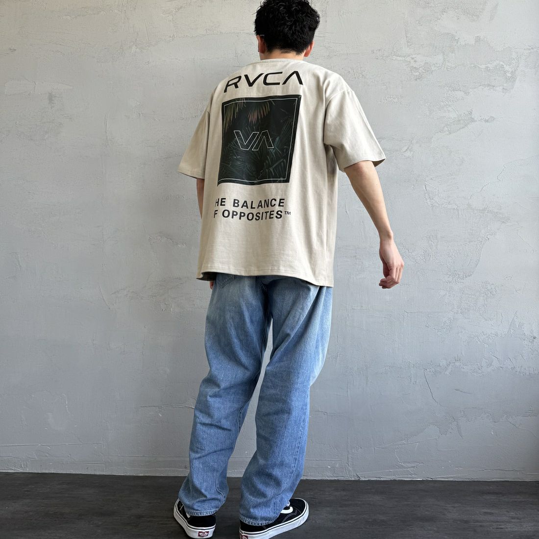RVCA [ルーカ] PALM ボックスロゴショートスリーブTシャツ [BF041-250] LGK &&モデル身長：168cm 着用サイズ：M&&