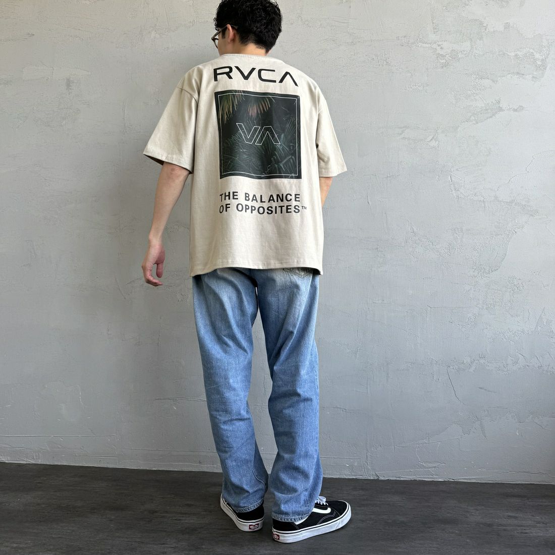 RVCA [ルーカ] PALM ボックスロゴショートスリーブTシャツ [BF041-250] LGK &&モデル身長：168cm 着用サイズ：M&&
