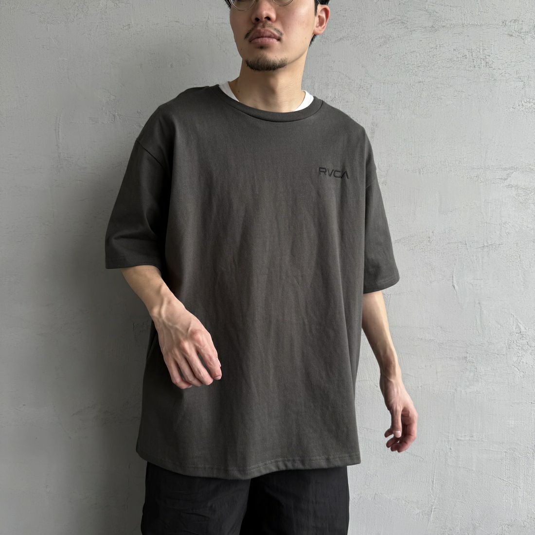 RVCA [ルーカ] PALM ボックスロゴショートスリーブTシャツ [BF041-250] PTK &&モデル身長：168cm 着用サイズ：L&&