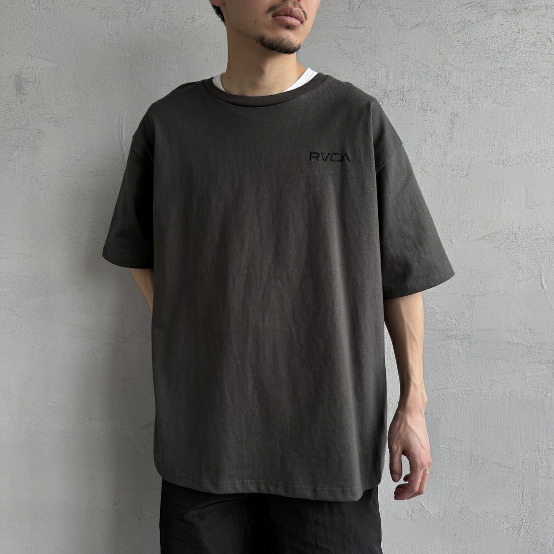 RVCA [ルーカ] PALM ボックスロゴショートスリーブTシャツ [BF041-250] PTK &&モデル身長：168cm 着用サイズ：L&&