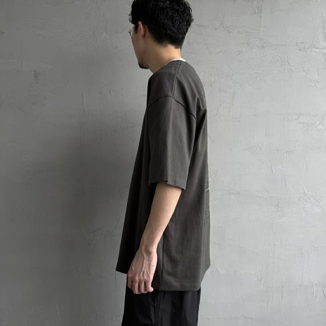 RVCA [ルーカ] PALM ボックスロゴショートスリーブTシャツ [BF041-250] PTK &&モデル身長：168cm 着用サイズ：L&&