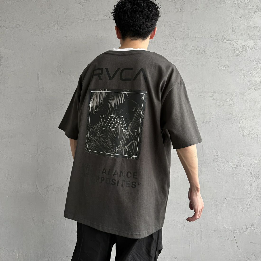 RVCA [ルーカ] PALM ボックスロゴショートスリーブTシャツ [BF041-250] PTK &&モデル身長：168cm 着用サイズ：L&&