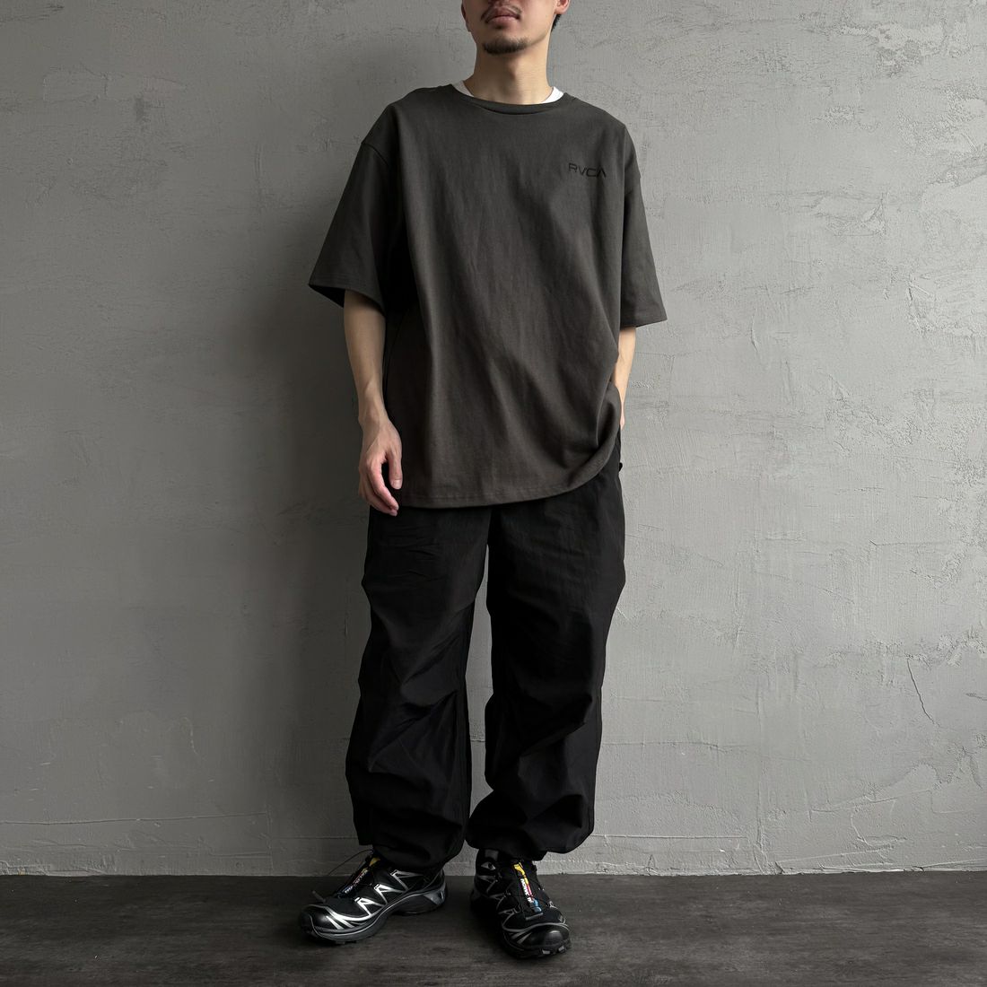 RVCA [ルーカ] PALM ボックスロゴショートスリーブTシャツ [BF041-250] PTK &&モデル身長：168cm 着用サイズ：L&&