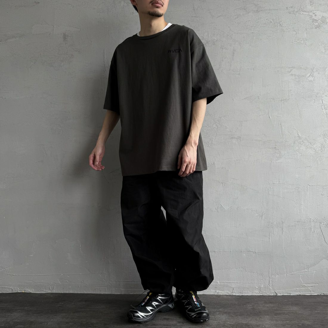 RVCA [ルーカ] PALM ボックスロゴショートスリーブTシャツ [BF041-250] PTK &&モデル身長：168cm 着用サイズ：L&&