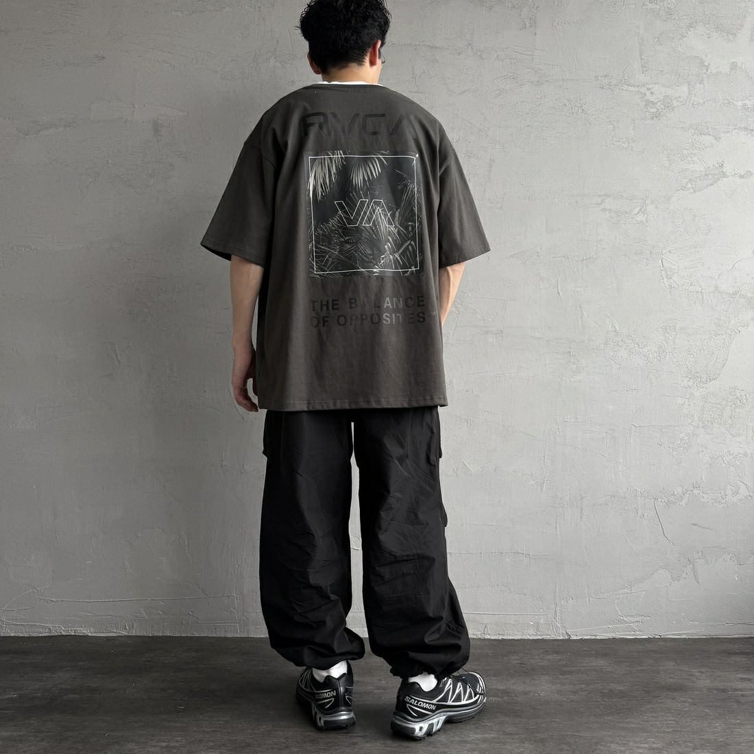 RVCA [ルーカ] PALM ボックスロゴショートスリーブTシャツ [BF041-250] PTK &&モデル身長：168cm 着用サイズ：L&&