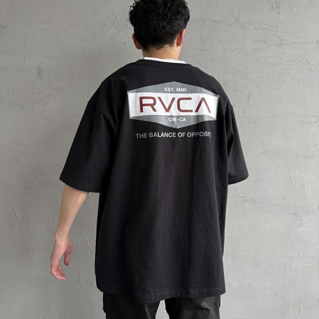 RVCA [ルーカ] ILL HEXロゴショートスリーブTシャツ [BF041-252] BLK &&モデル身長：168cm 着用サイズ：L&&