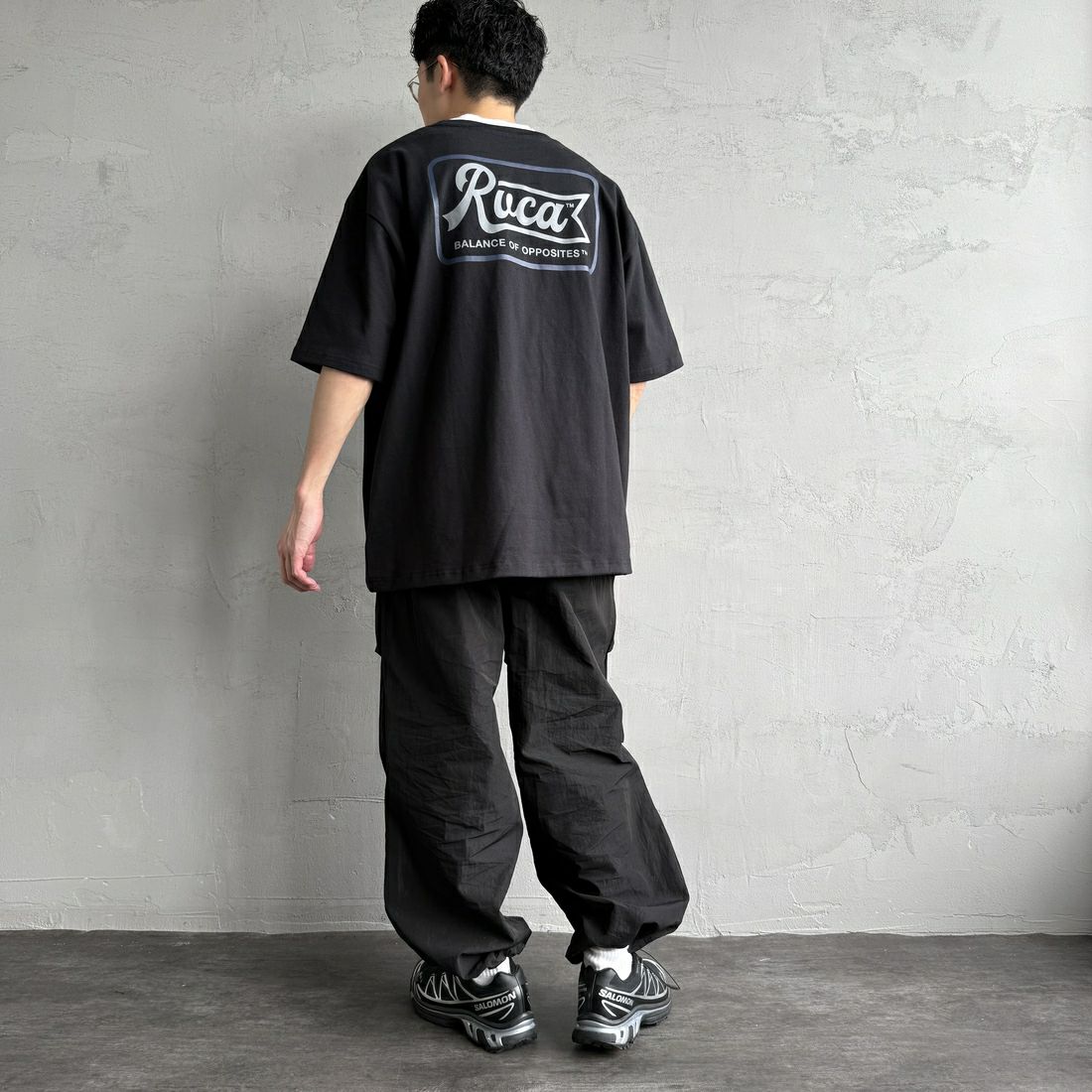 RVCA [ルーカ] PENスクリプトロゴショートスリーブTシャツ [BF041-253] BLK &&モデル身長：168cm 着用サイズ：L&&