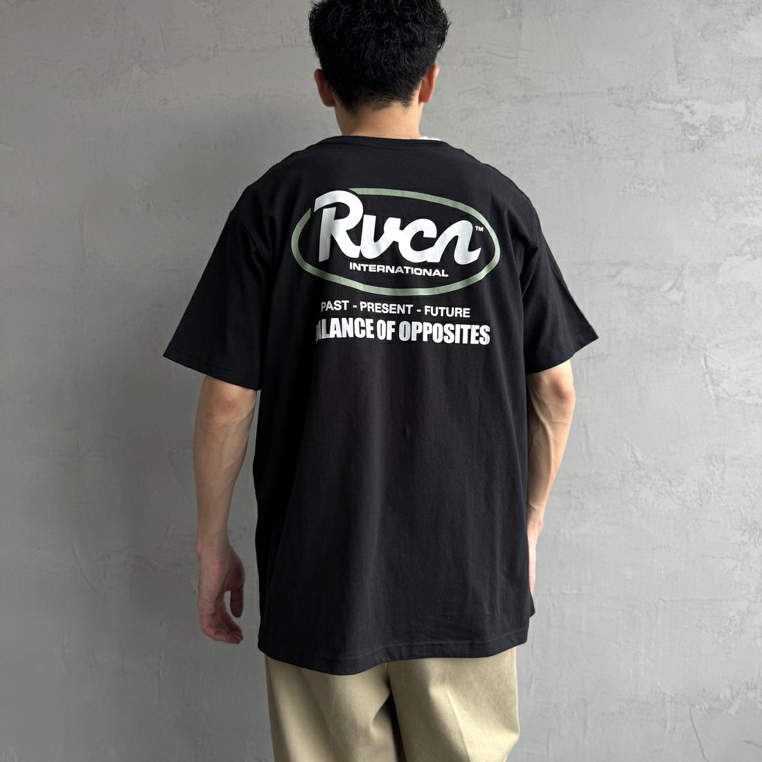 RVCA [ルーカ] RANCHスクリプトロゴショートスリーブTシャツ [BF041-256] BLK &&モデル身長：168cm 着用サイズ：L&&