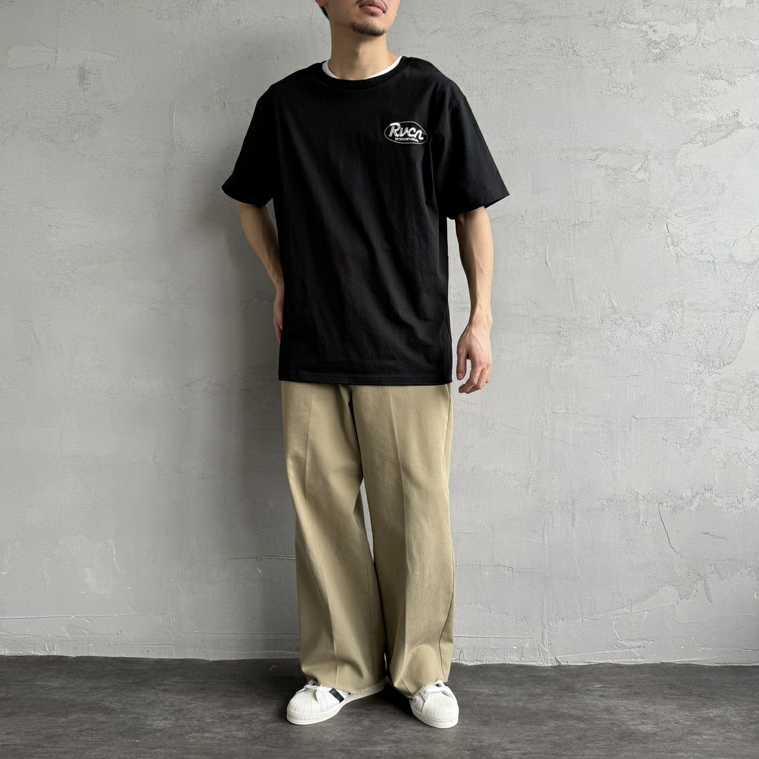 RVCA [ルーカ] RANCHスクリプトロゴショートスリーブTシャツ [BF041-256] BLK &&モデル身長：168cm 着用サイズ：L&&