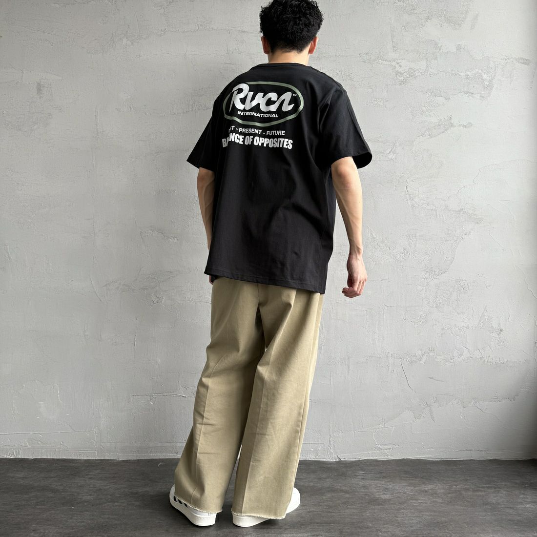 RVCA [ルーカ] RANCHスクリプトロゴショートスリーブTシャツ [BF041-256] BLK &&モデル身長：168cm 着用サイズ：L&&