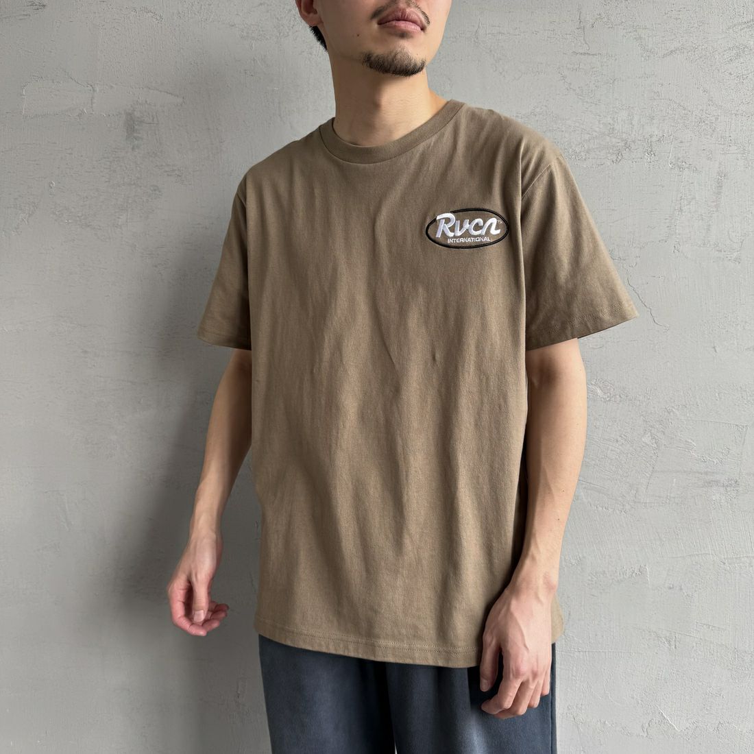 RVCA [ルーカ] RANCHスクリプトロゴショートスリーブTシャツ [BF041-256] GDK &&モデル身長：168cm 着用サイズ：M&&