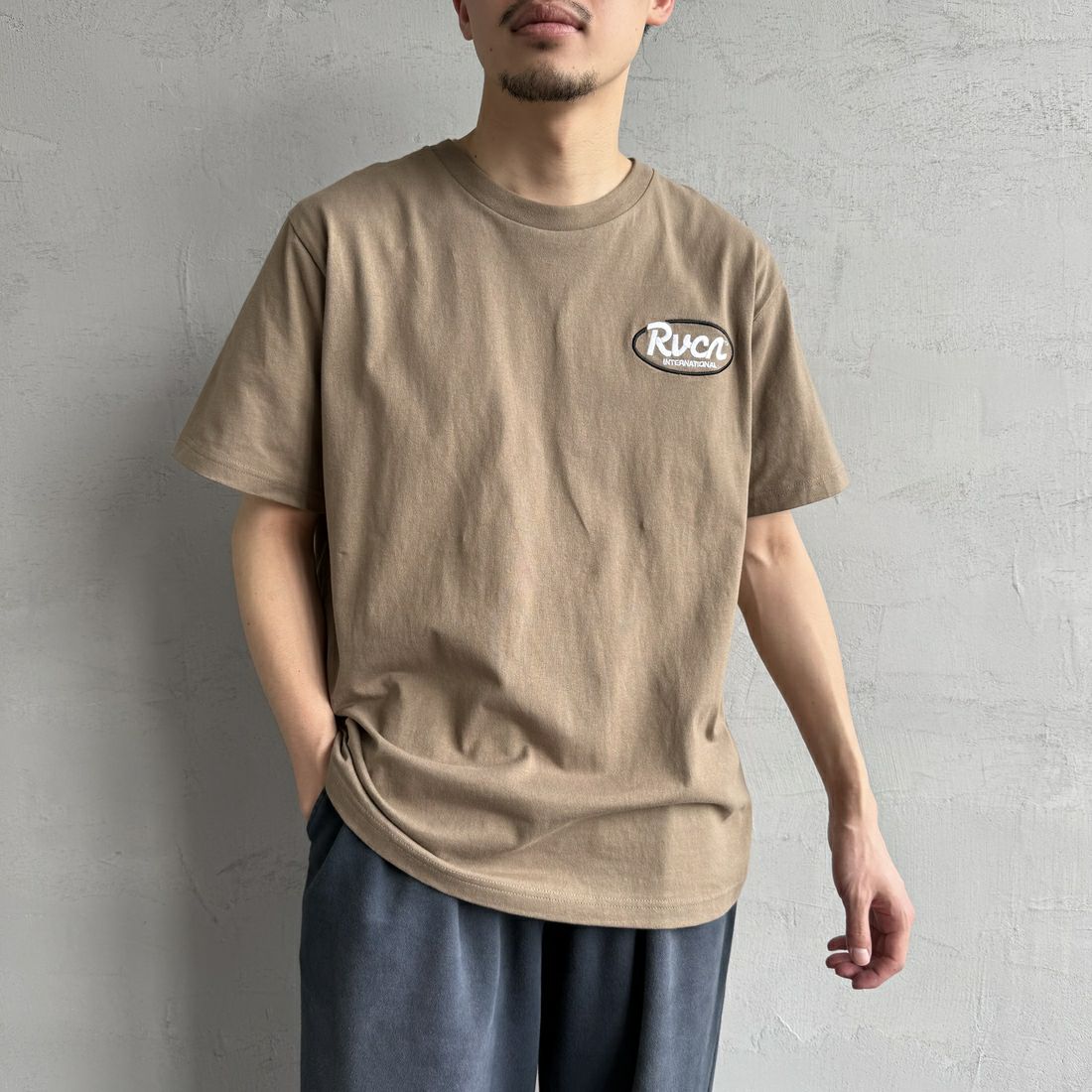 RVCA [ルーカ] RANCHスクリプトロゴショートスリーブTシャツ [BF041-256] GDK &&モデル身長：168cm 着用サイズ：M&&