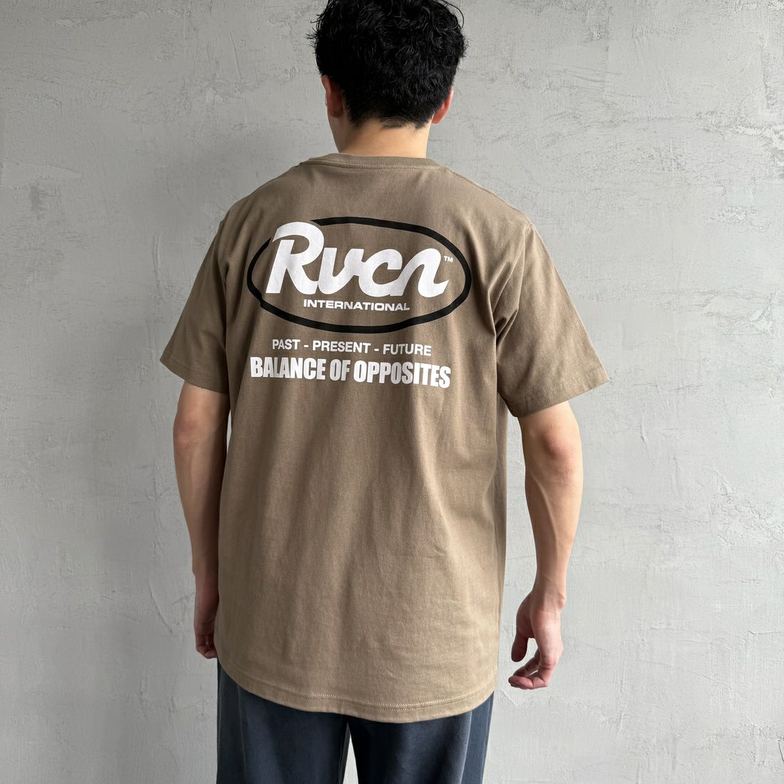 RVCA [ルーカ] RANCHスクリプトロゴショートスリーブTシャツ [BF041-256] GDK &&モデル身長：168cm 着用サイズ：M&&