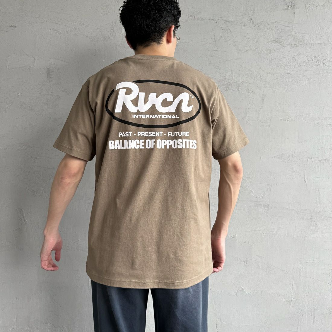 RVCA [ルーカ] RANCHスクリプトロゴショートスリーブTシャツ [BF041-256] GDK &&モデル身長：168cm 着用サイズ：M&&