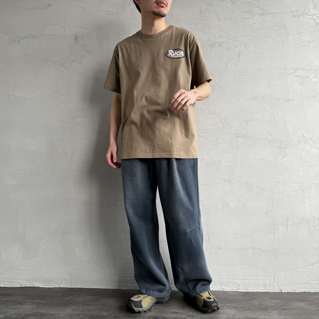 RVCA [ルーカ] RANCHスクリプトロゴショートスリーブTシャツ [BF041-256] GDK &&モデル身長：168cm 着用サイズ：M&&