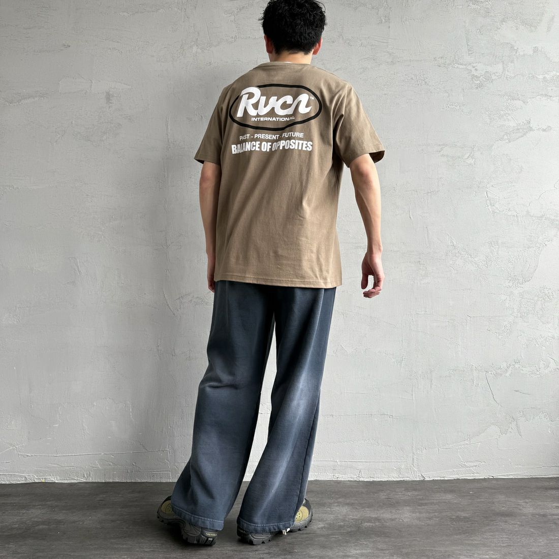 RVCA [ルーカ] RANCHスクリプトロゴショートスリーブTシャツ [BF041-256] GDK &&モデル身長：168cm 着用サイズ：M&&