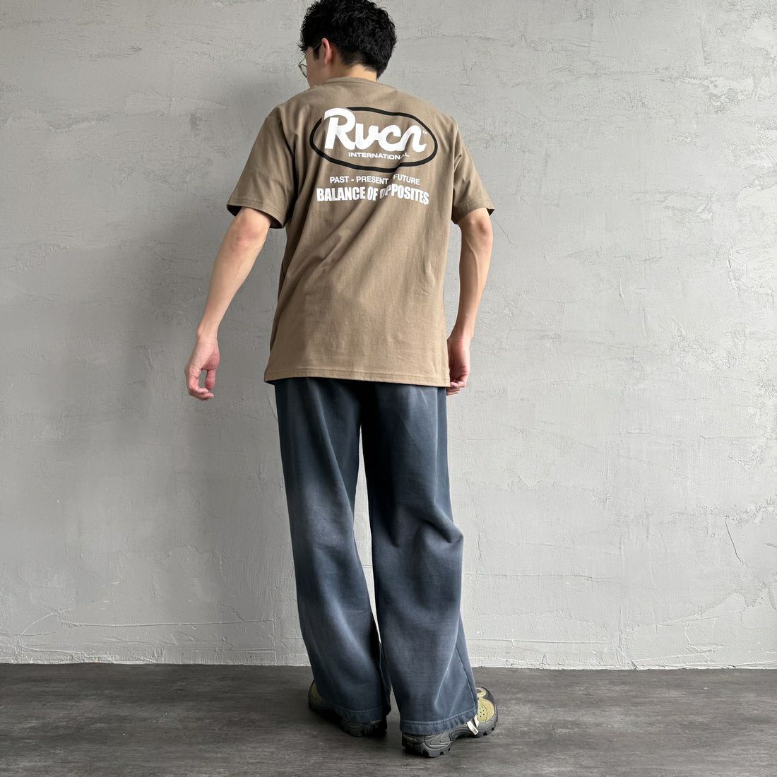 RVCA [ルーカ] RANCHスクリプトロゴショートスリーブTシャツ [BF041-256] GDK &&モデル身長：168cm 着用サイズ：M&&