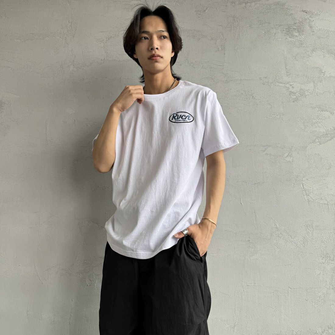 RVCA [ルーカ] RANCHスクリプトロゴショートスリーブTシャツ [BF041-256] WHT &&モデル身長：179cm 着用サイズ：L&&
