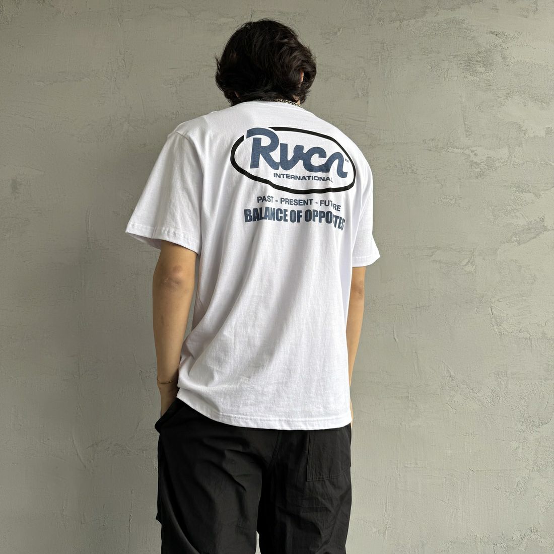RVCA [ルーカ] RANCHスクリプトロゴショートスリーブTシャツ [BF041-256] WHT &&モデル身長：179cm 着用サイズ：L&&