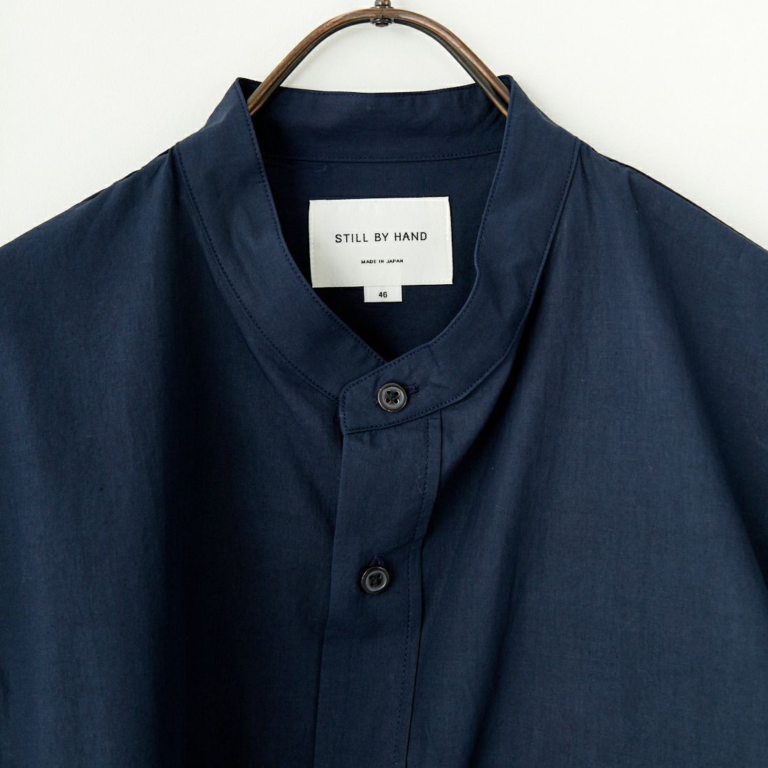 STILL BY HAND [スティルバイハンド] リネンミックスバンドカラーシャツ [SH02251] NAVY