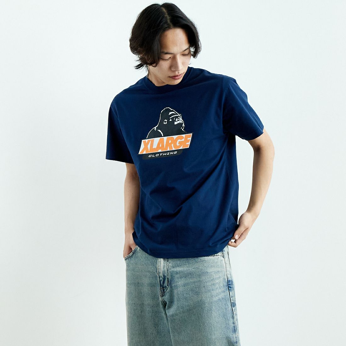 XLARGE [エクストララージ] ショートスリーブTシャツ [101251011009] NAVY &&モデル身長：179cm 着用サイズ：M&&