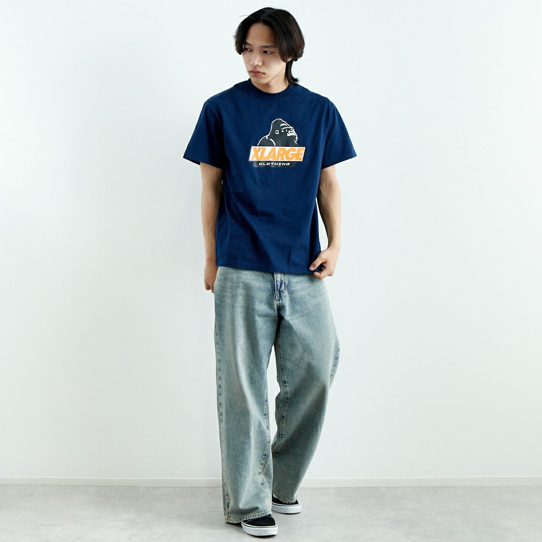 XLARGE [エクストララージ] ショートスリーブTシャツ [101251011009] NAVY &&モデル身長：179cm 着用サイズ：M&&