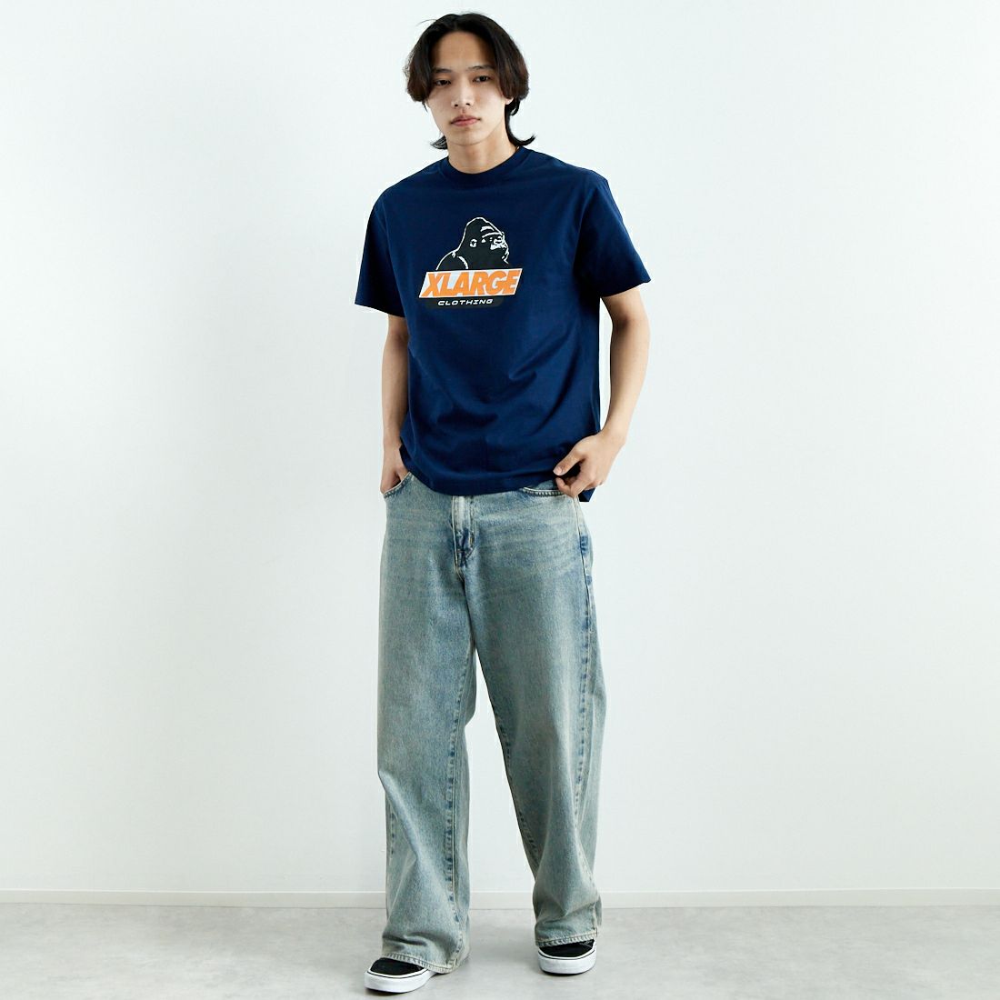 XLARGE [エクストララージ] ショートスリーブTシャツ [101251011009] NAVY &&モデル身長：179cm 着用サイズ：M&&