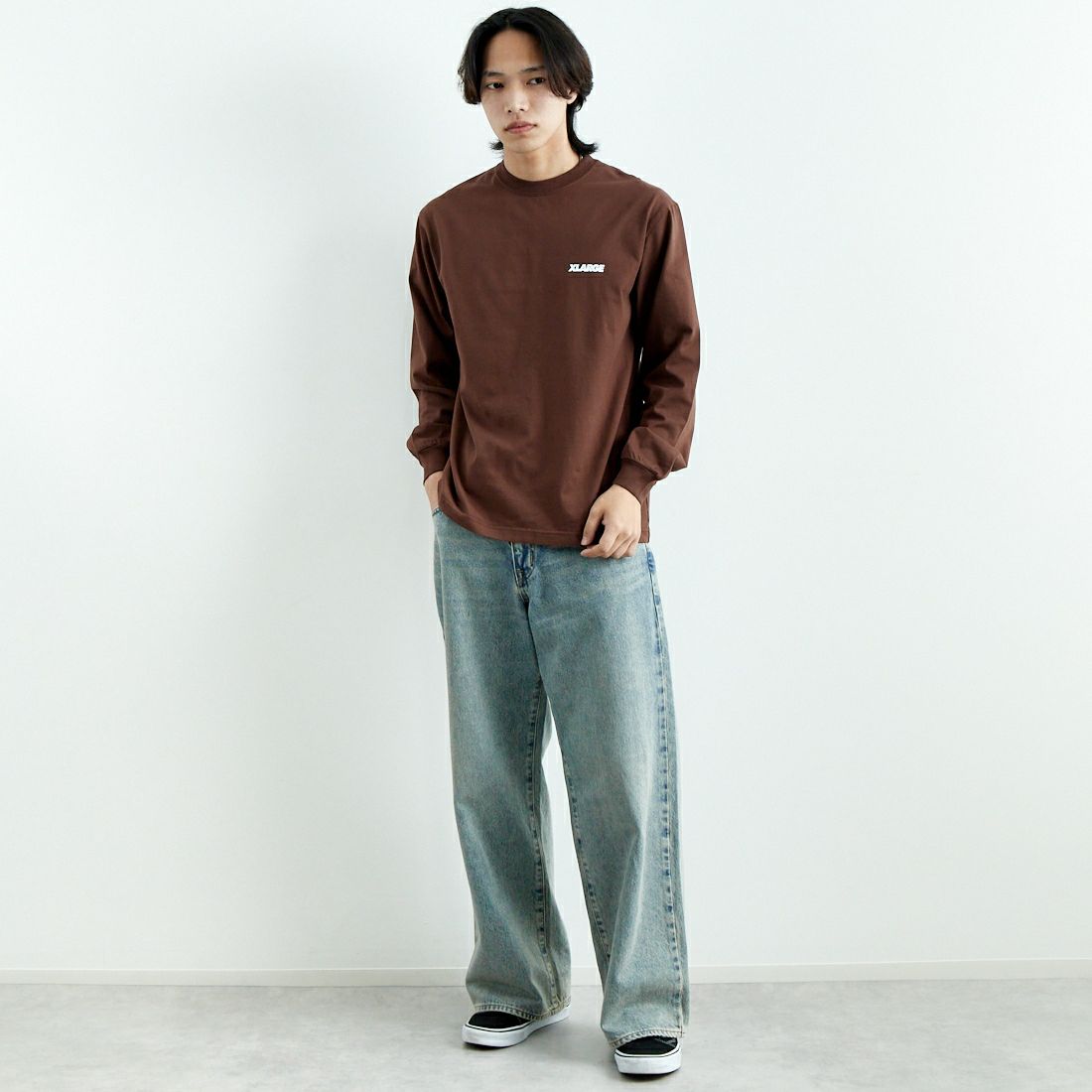 XLARGE [エクストララージ] ロングスリーブTシャツ [101251011006] BROWN &&モデル身長：179cm 着用サイズ：M&&